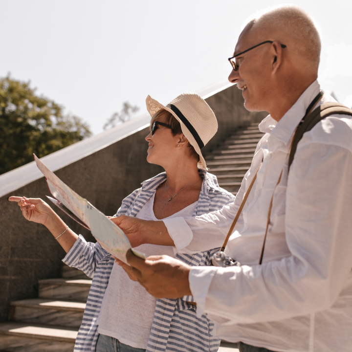 Dos turistas consultando un mapa